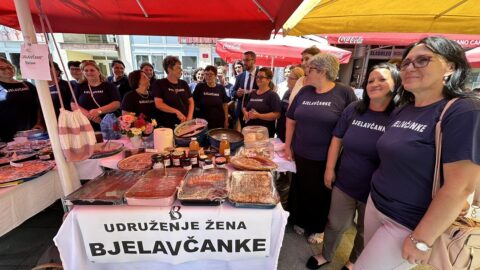 Zlatne ruke žena kraljevskog grada