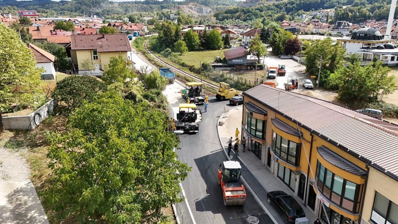 Asfaltiranje ulice Maršala Tita u Srebreniku