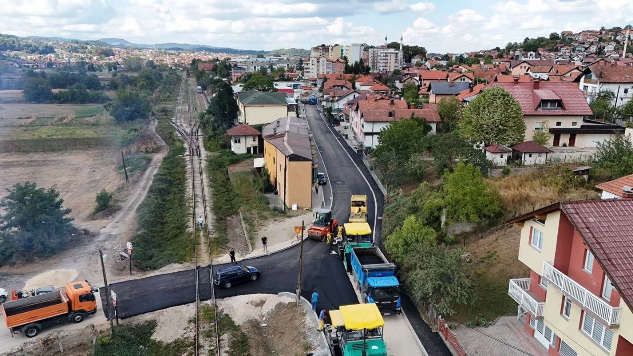 Asfaltiranje saobraćajnice u Srebreniku iz zraka