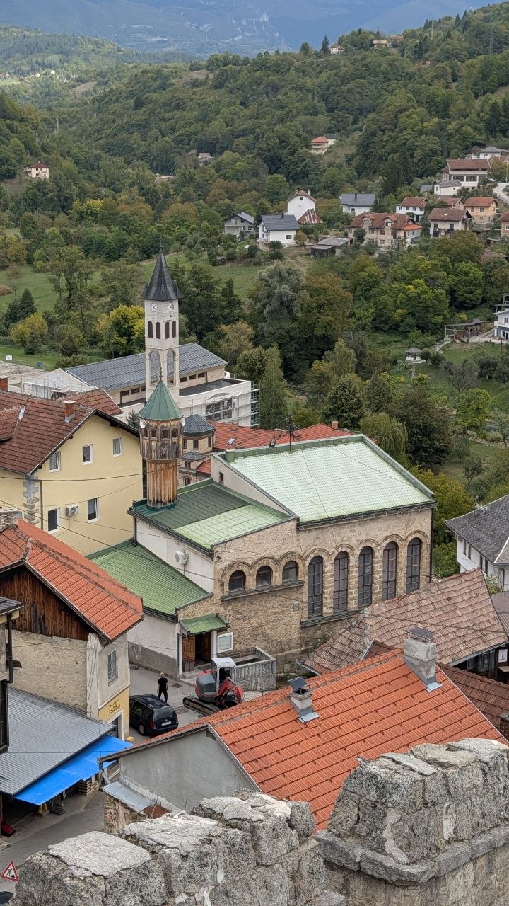 Džamija i gradski pejzaž