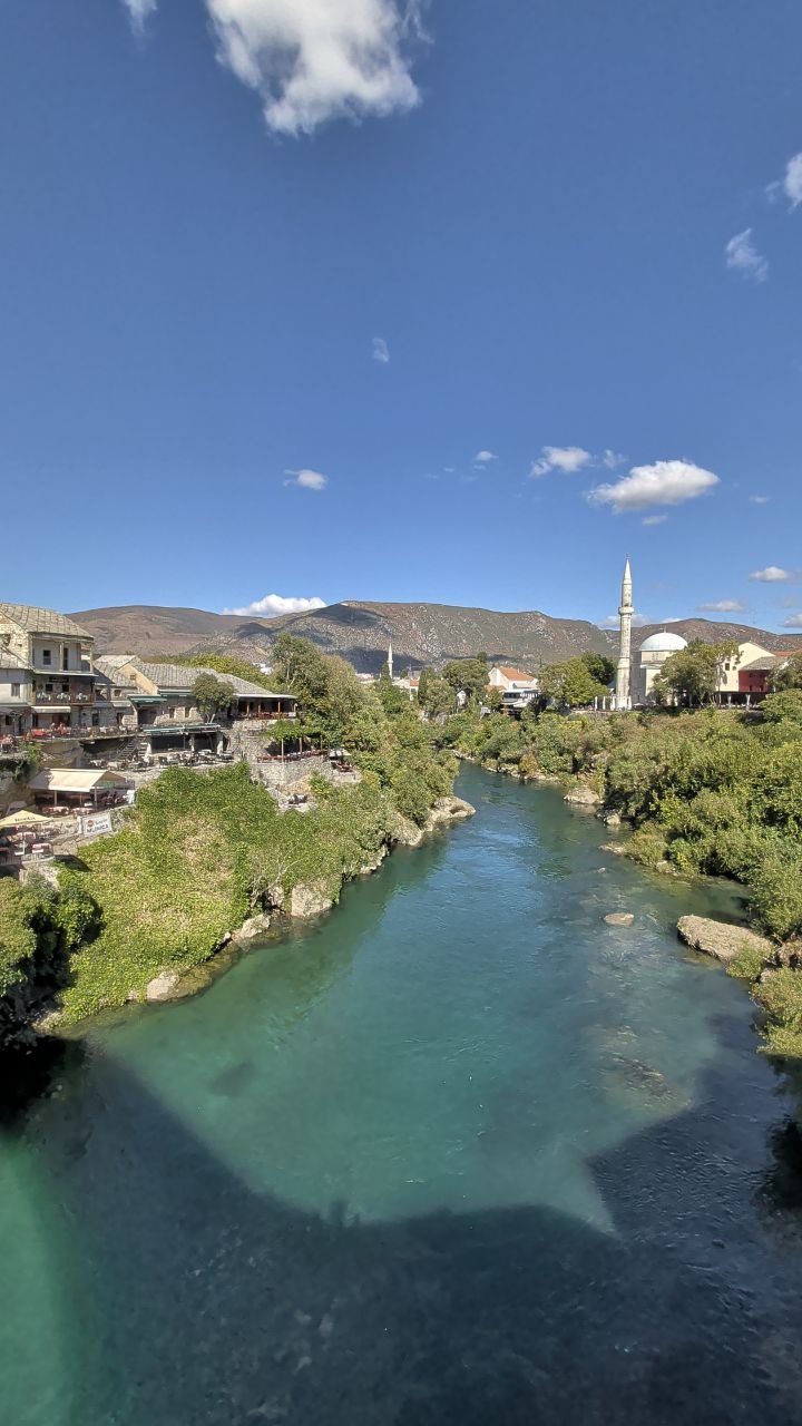 Pogled na Neretvu i staru jezgru Mostara, s džamijom i munarom.