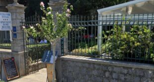 Ulaz u smještaj u Dubrovniku, s kamenim stubovima, metalnom ogradom i natpisom „Apartment Sobe Rooms“.