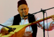 Muzičar svira saz tokom nastupa