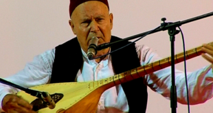 Muzičar svira saz tokom nastupa
