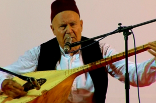 Muzičar svira saz tokom nastupa