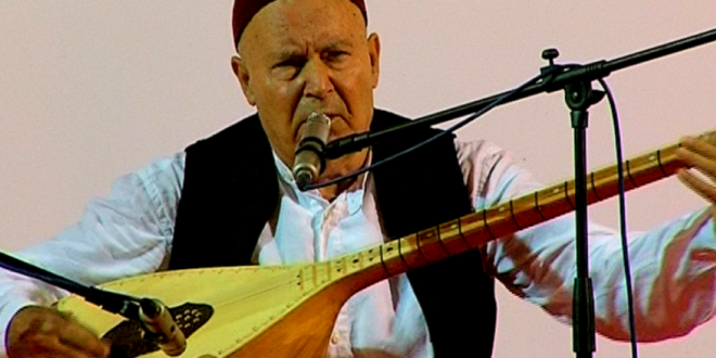 Muzičar svira saz tokom nastupa