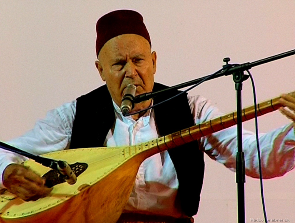 Muzičar svira saz tokom nastupa