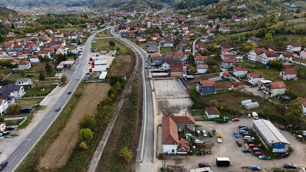 Pogled iz zraka na naselje Tinja i glavni put kroz naselje.