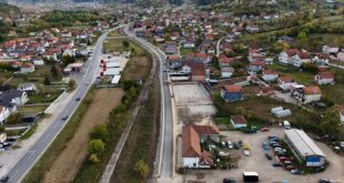 Pogled iz zraka na naselje Tinja i glavni put kroz naselje.