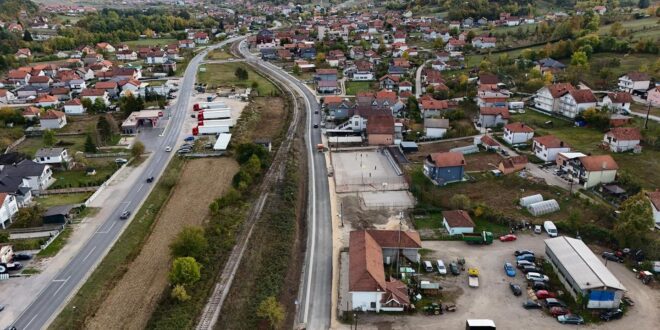 Pogled iz zraka na naselje Tinja i glavni put kroz naselje.