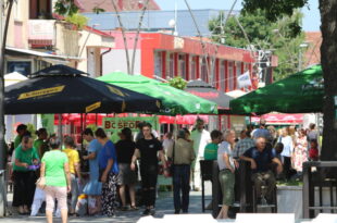Posjetioci razgledaju štandove na sajmu u Srebreniku