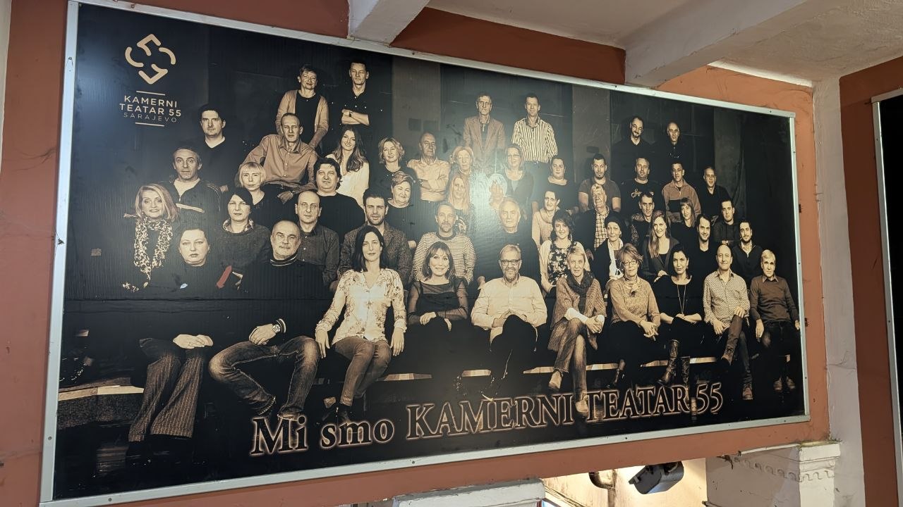 Plakat s grupnim portretom ansambla Kamernog teatra 55 i natpisom Mi smo Kamerni Teatar 55
