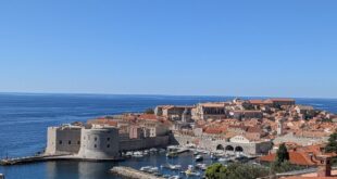 Dubrovačke zidine i Stari grad uz luku i Jadransko more