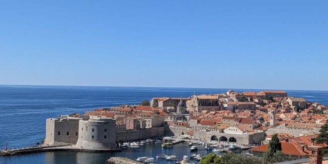 Dubrovačke zidine i Stari grad uz luku i Jadransko more