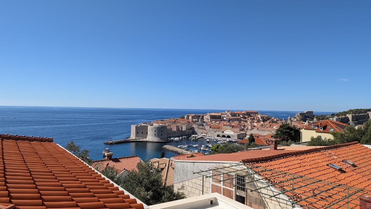 Panoramski pogled na Stari grad Dubrovnik, zidine i crvene krovove