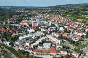 Panoramski pogled na grad Srebrenik.