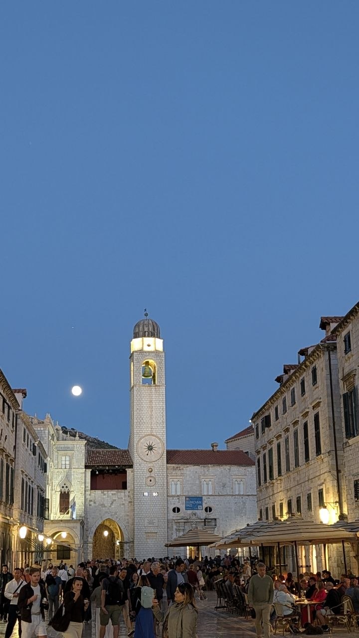 Večernji pogled na Stradun i gradski zvonik u Dubrovniku.