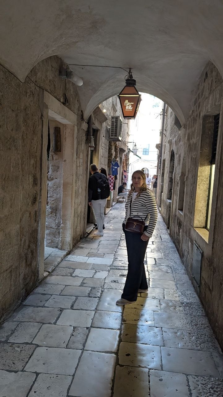 Uličica pod kamenim svodom u Starom gradu Dubrovniku.
