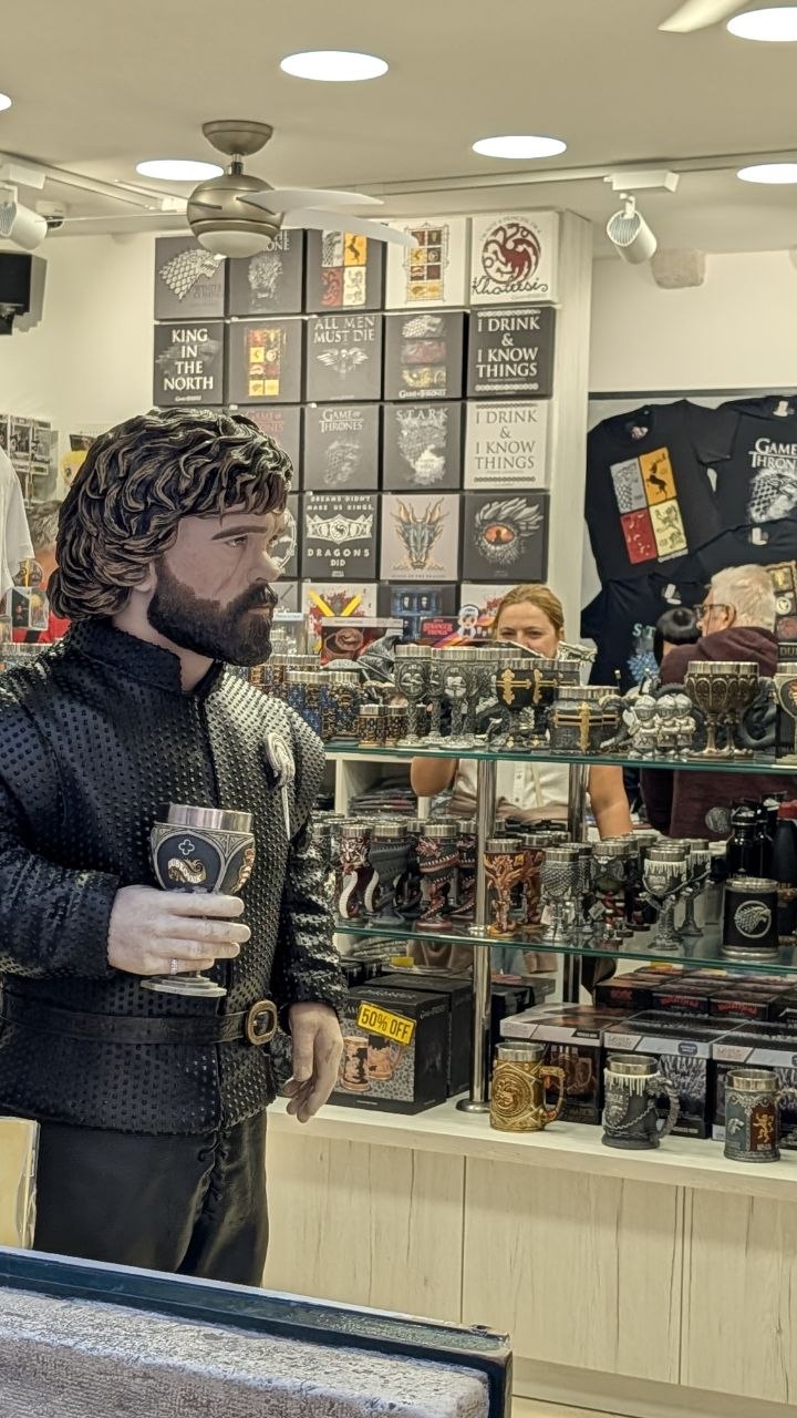 Turistička suvenirnica s rekvizitima iz serije Game of Thrones u Dubrovniku.
