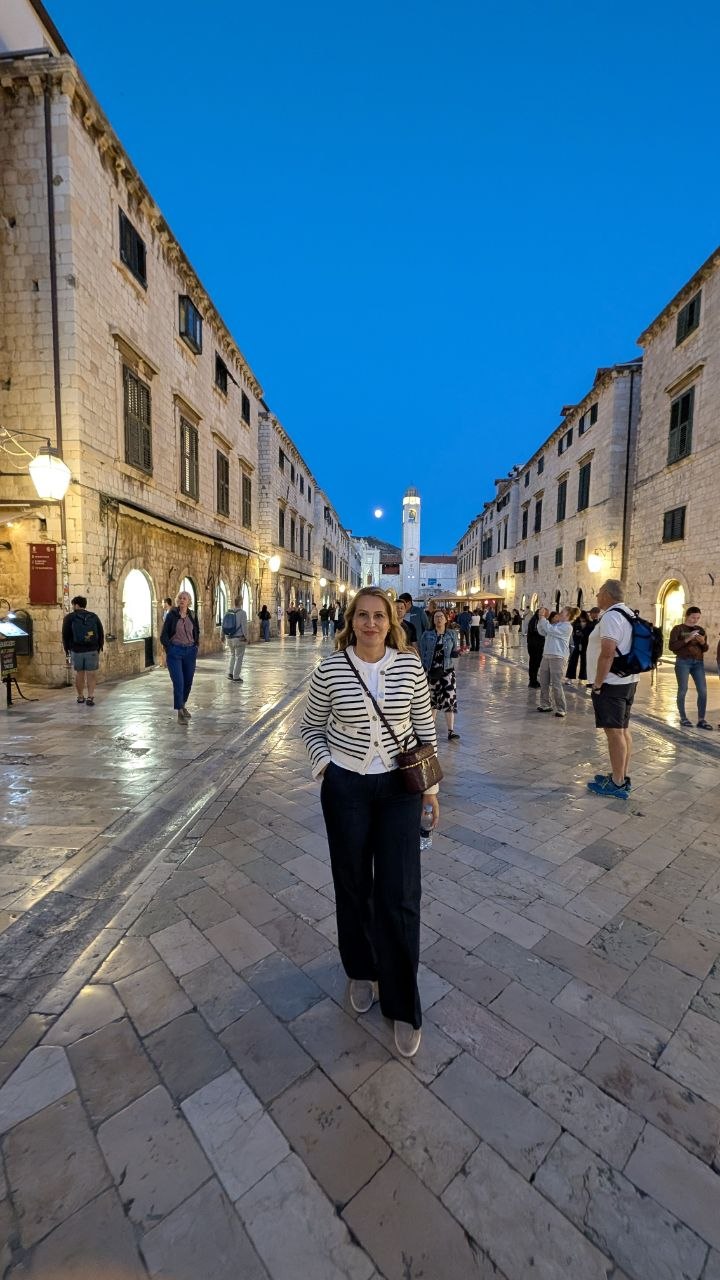 Šetnja Stradunom kroz kamenom popločani Stari grad Dubrovnika.