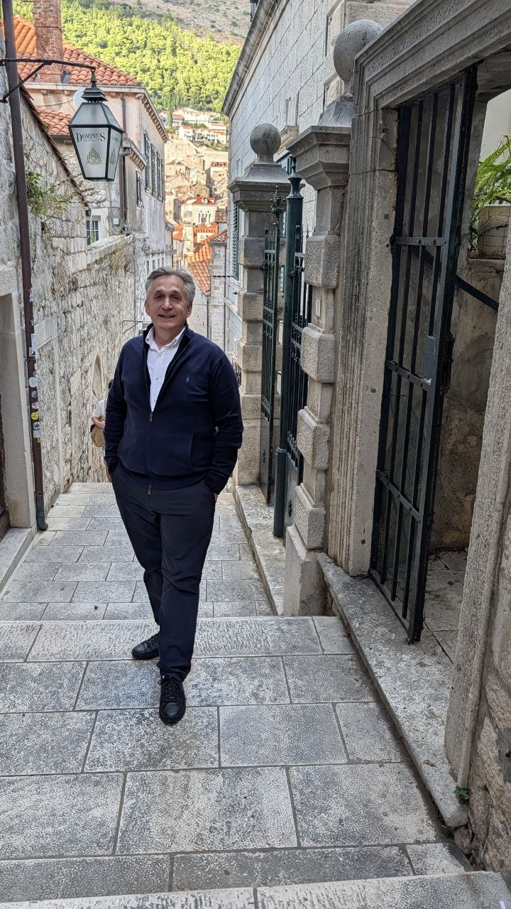 Posjetilac u uskoj kamenoj ulici Starog grada Dubrovnika.