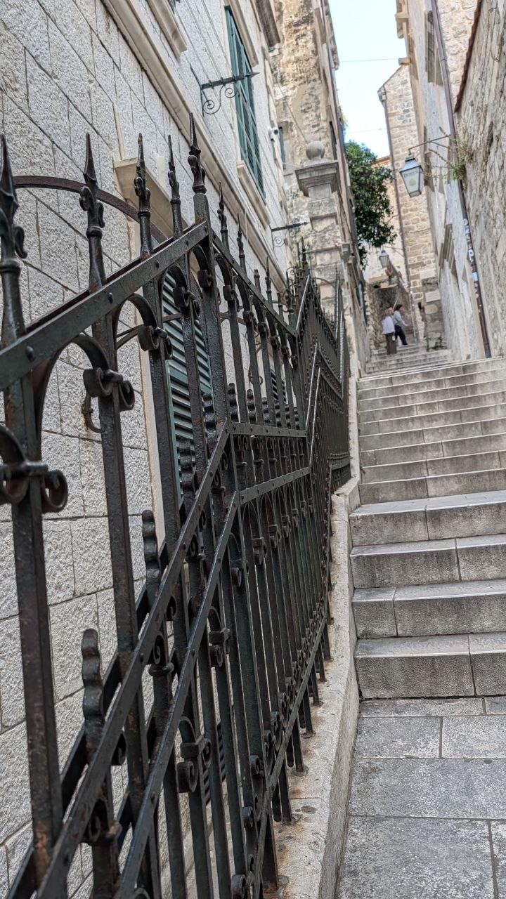 Kamene stepenice u dubrovačkoj ulici.