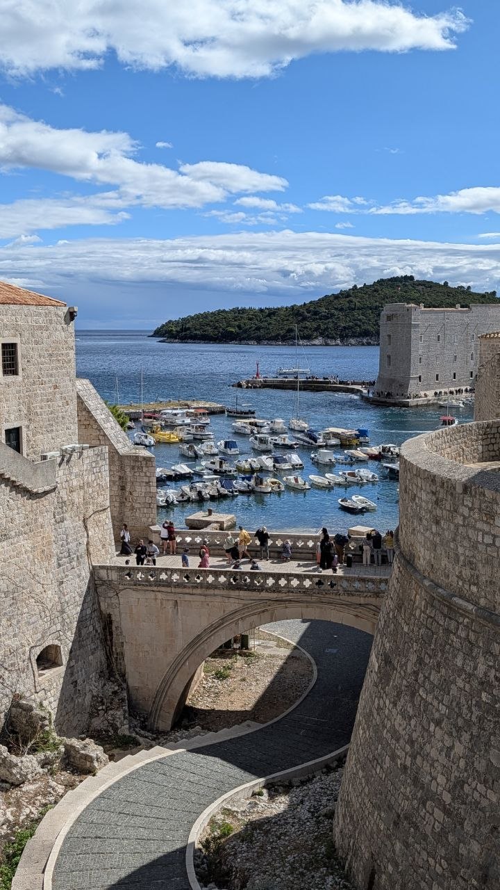 Pogled kroz kamene zidine prema dubrovačkoj luci i moru.