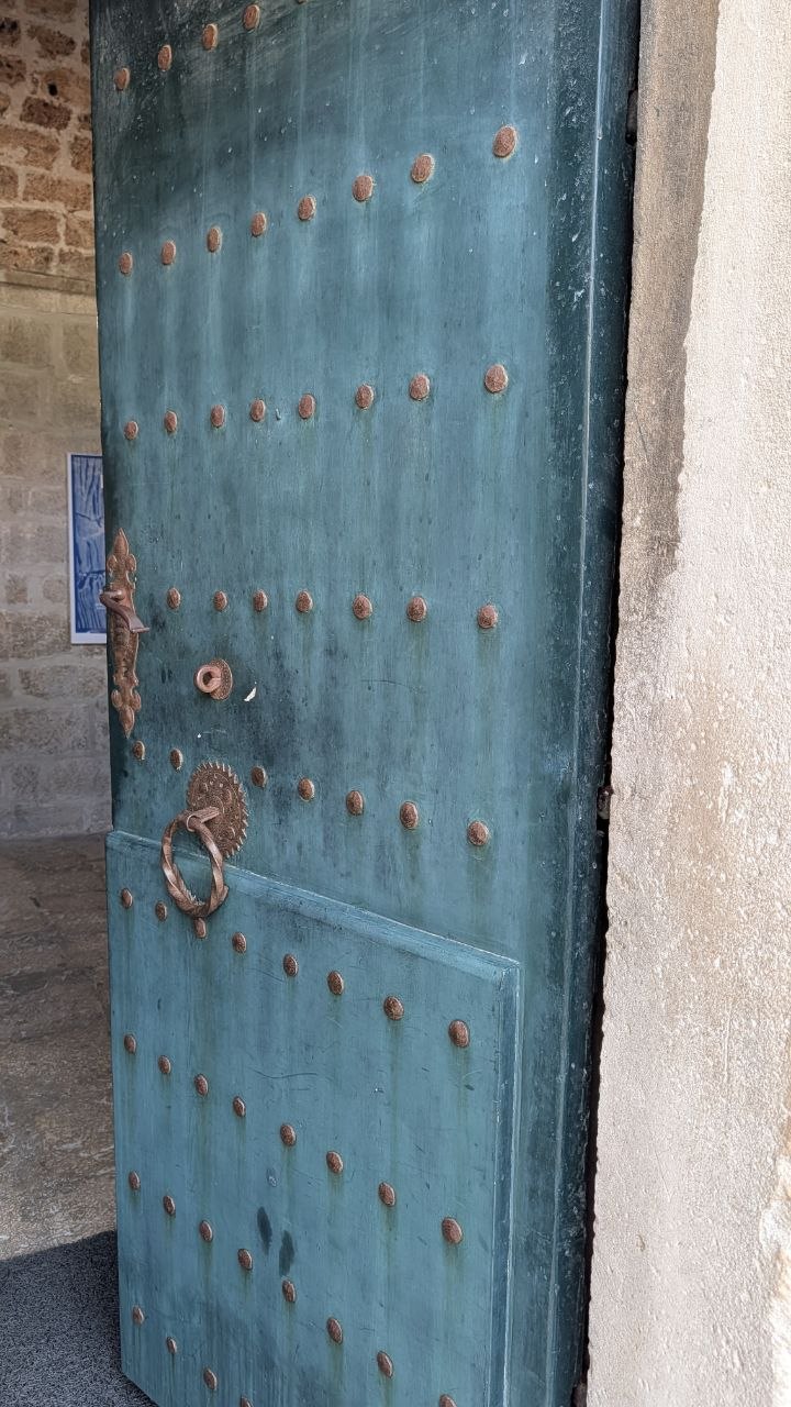 Plava drvena vrata s metalnim okovima u Dubrovniku.