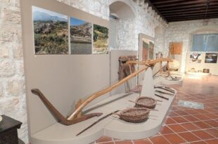 Drvene poljoprivredne alatke izložene u Muzeju Rupe u Dubrovniku.