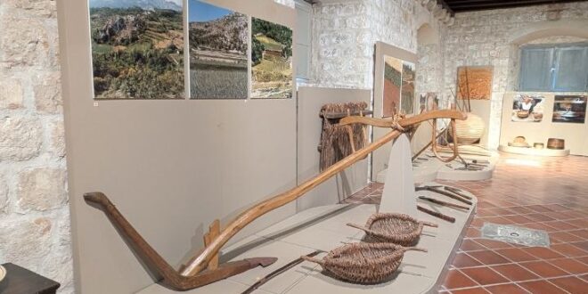 Drvene poljoprivredne alatke izložene u Muzeju Rupe u Dubrovniku.