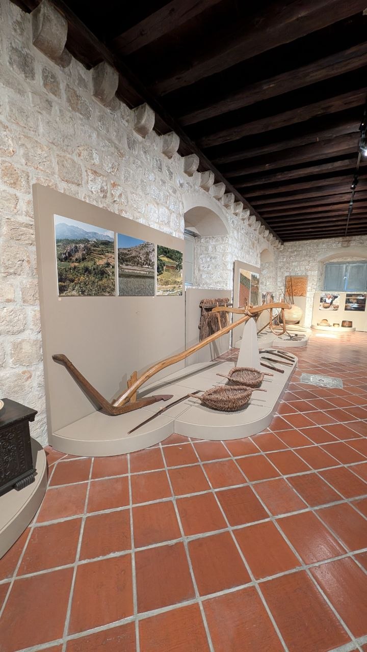 Drvene poljoprivredne alatke izložene u Muzeju Rupe u Dubrovniku.