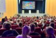 Djeca i odrasli gledaju projekciju o sigurnosti u saobraćaju tokom predstave u Kino-sali