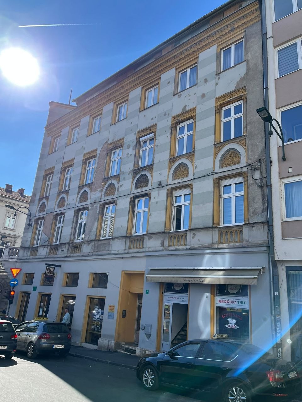 Osvijetljena gradska fasada i izlog Buregdžinice Lela