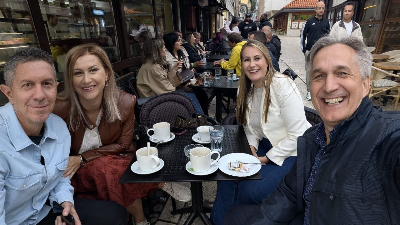 Četvero prijatelja sjedi za kafom na otvorenoj terasi u Sarajevu