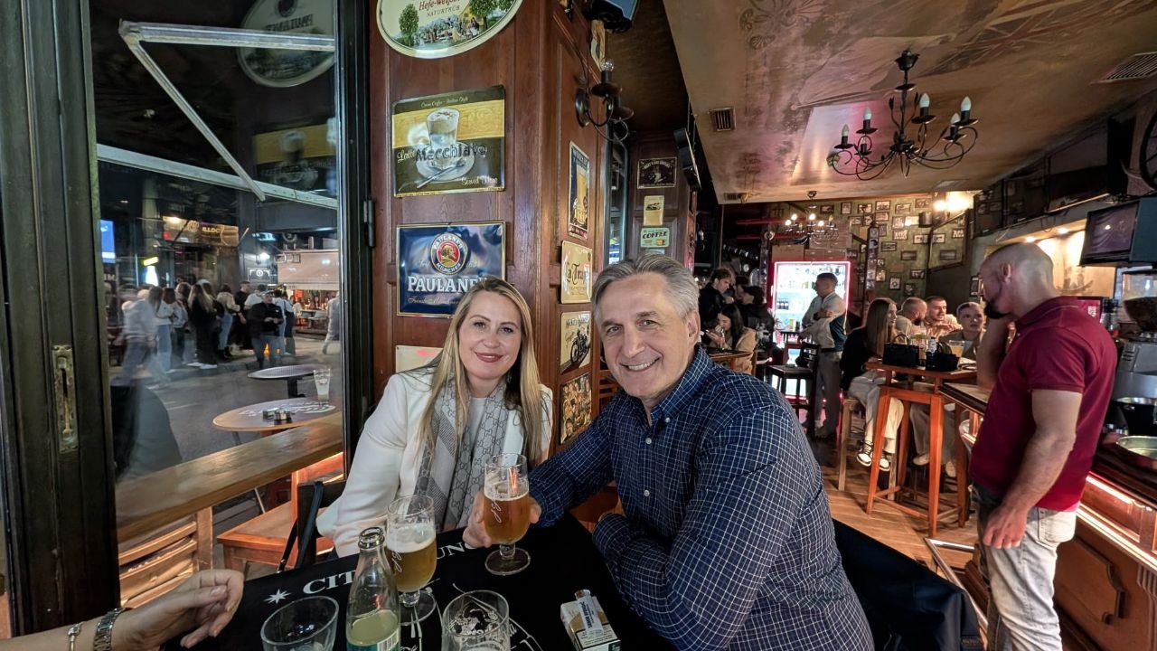 Supružnici nazdravljaju pićem u pubu s drvenim enterijerom