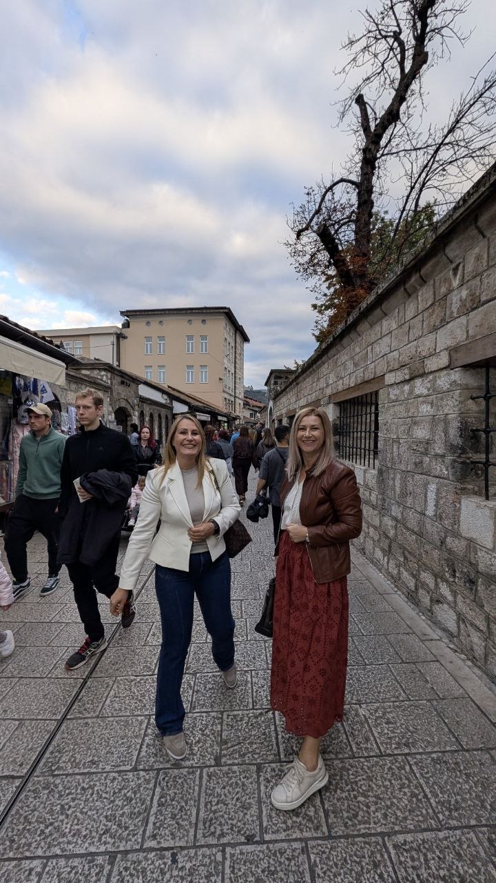 Selfi supružnika u gužvi sarajevske čaršije