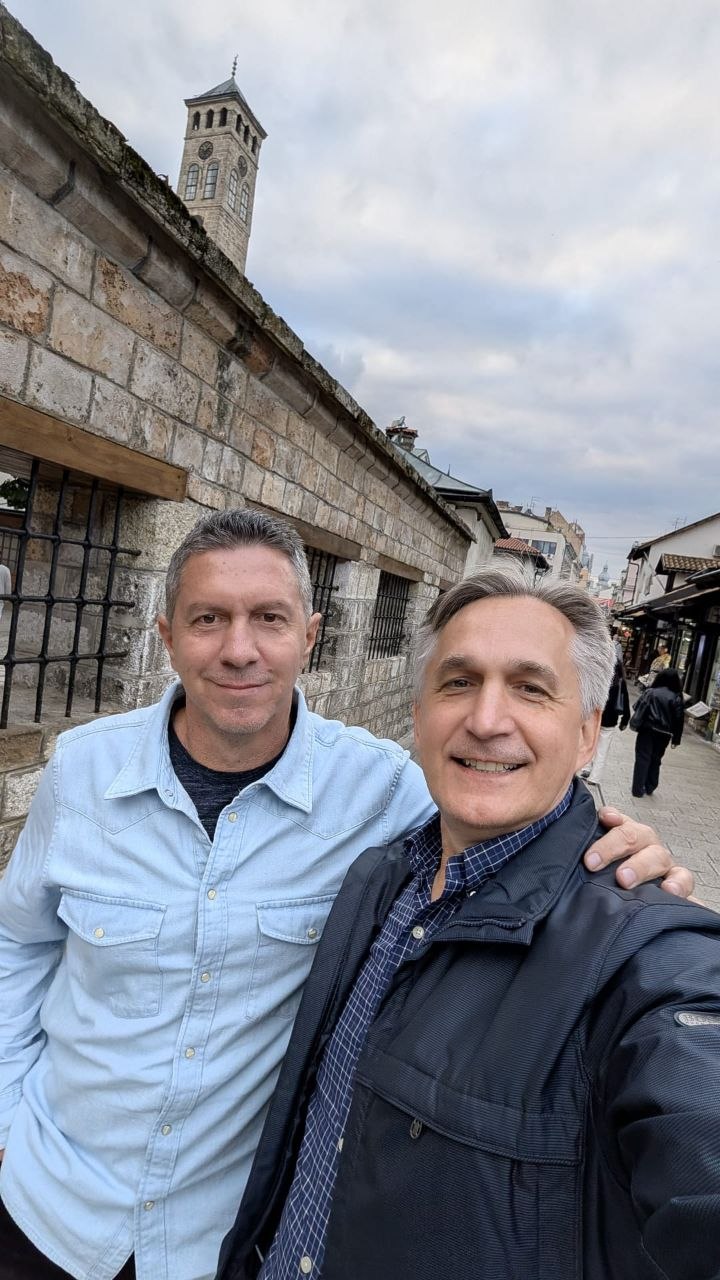 Dva prijatelja prave selfi u kamenoj ulici stare sarajevske čaršije