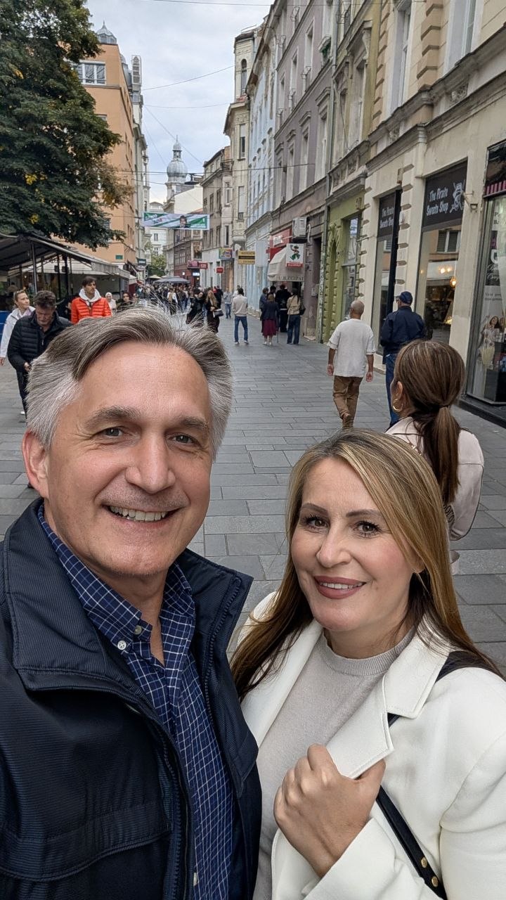 Supružnici prave selfi na prometnoj pješačkoj ulici u Sarajevu