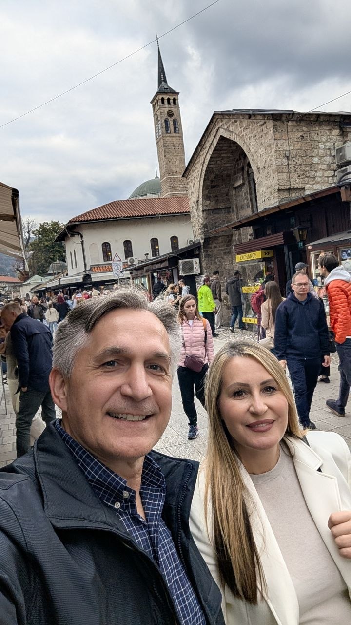 Kamena uličica stare sarajevske čaršije s minaretom u pozadini