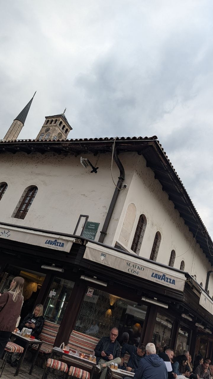 Gosti sjede na terasi kafića na sarajevskom Slatkom Ćošetu