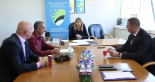 Ministrica i predstavnici lokalnih zajednica razgovaraju za stolom u Ministarstvu za boračka pitanja TK
