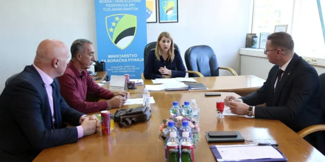 Ministrica i predstavnici lokalnih zajednica razgovaraju za stolom u Ministarstvu za boračka pitanja TK