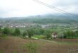 Panoramski pogled na njive, naselje i brda u okolini Srebrenika.