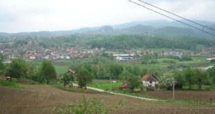 Panoramski pogled na njive, naselje i brda u okolini Srebrenika.