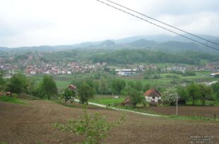 Panoramski pogled na njive, naselje i brda u okolini Srebrenika.