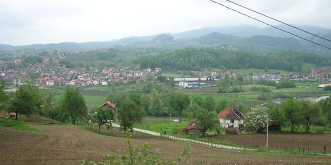 Panoramski pogled na njive, naselje i brda u okolini Srebrenika.