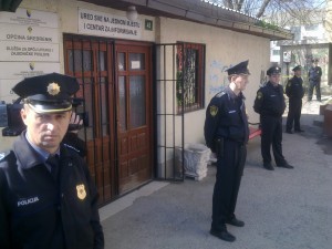 Policija čuva novu zgradu općine Donja Rapatnica