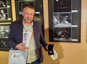 FSS bronzana medalja, je Samir Zahirović za fotografiju "Crkva bosanska 2" istoimene predstave Narodnog pozorišta Tuzla